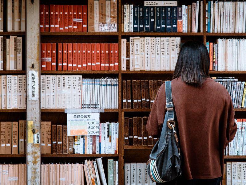 ilustrasi membaca buku (pexels.com/Abby Chung)