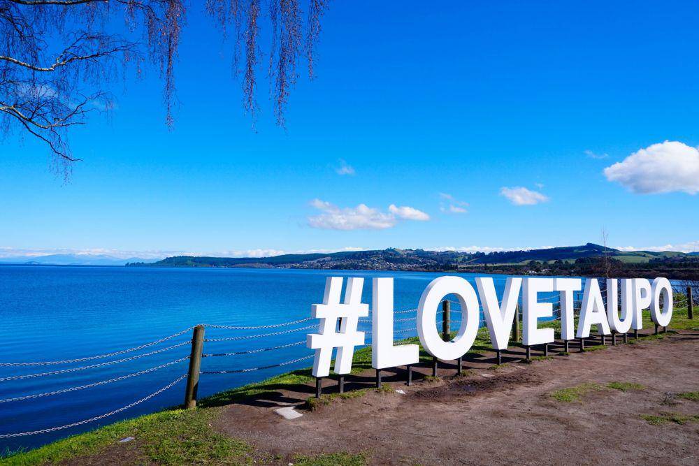 Danau Taupo (unsplash.com/Prayer X)