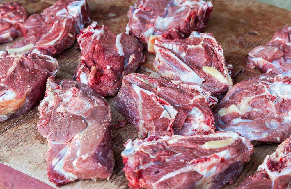 Ilustrasi daging kambing (vecteezy.com/blinow61)