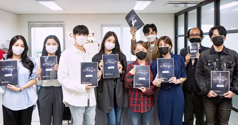para pemeran drama Korea Chilling Cohabitation di acara pembacaan naskah (soompi.com)