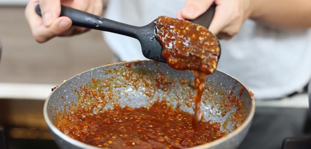 Proses memasak bumbu duplikasi samyang (youtube.com/Devina Hermawan)