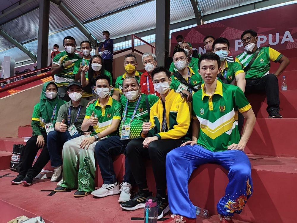 Kontingen wushu Sumut bersama pengurus KONI Sumut di Merauke (Dok.IDN Times/istimewa)