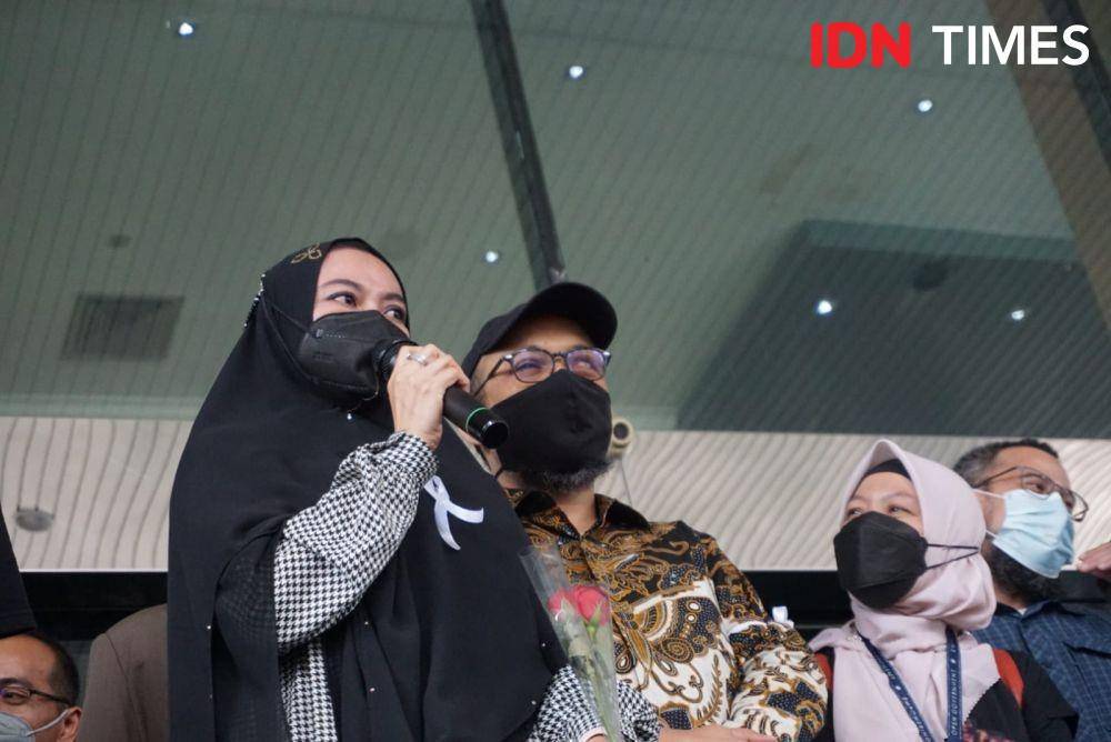 Novel Baswedan dan Istri datangi Gedung KPK bersama 57 Pegawai Nonaktif KPK pada Rabu (30/9/2021). (IDN Times/Aryodamar)
