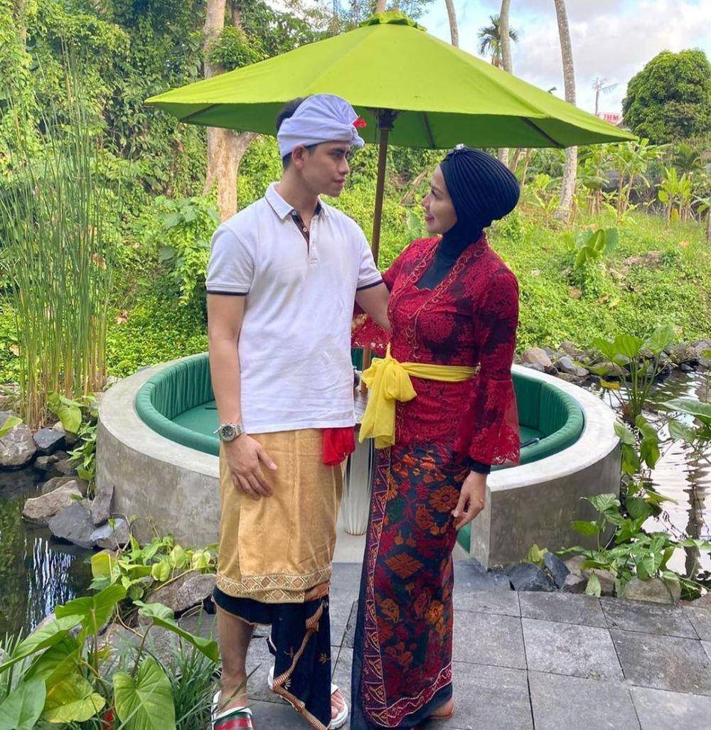 Kebaya Bali Hijab Venna Melinda (instagram.com/vennamelindareal)