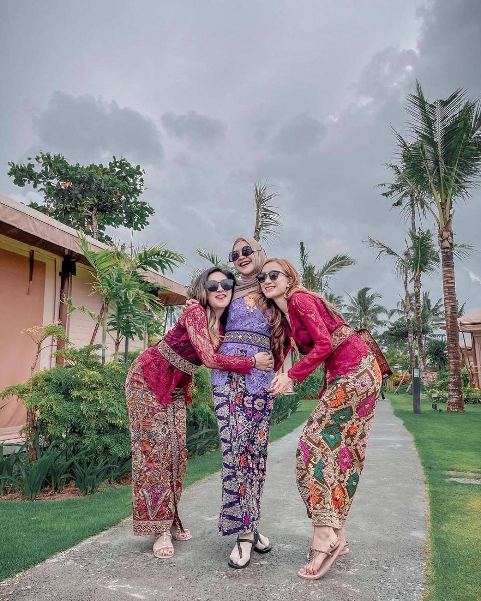 Kebaya Bali Hijab Ria Ricis (instagram.com/riaricis1795)