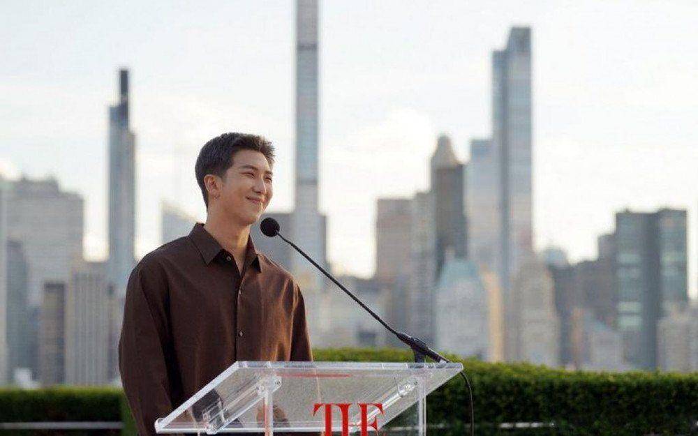 RM sedang berpidato di New York Museum of Art (allkpop.com)