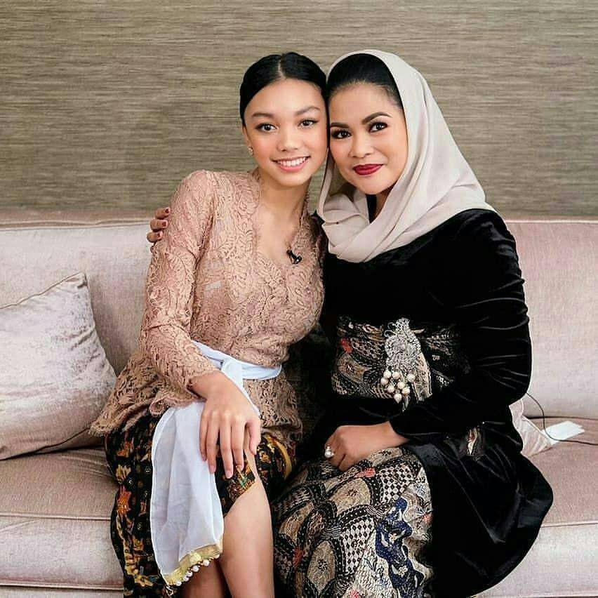 Kebaya Bali Hijab Puti Soekarno (instagram,com/putisoekarno)