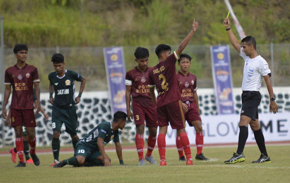 Tim Sulawesi Selatan harus bermain dengan 10 pemain dipenghujung babak pertama setelah pemain nomor punggung 2 Muhammad Gymnastiar mendapatkan kartu kuning kedua dari Wasit Thoriq Alkatairi di Stadion Lapangan Mahacandra Kota Jayapura. (27/09/21). Dok. PB.PON XX Papua /Ian Irman