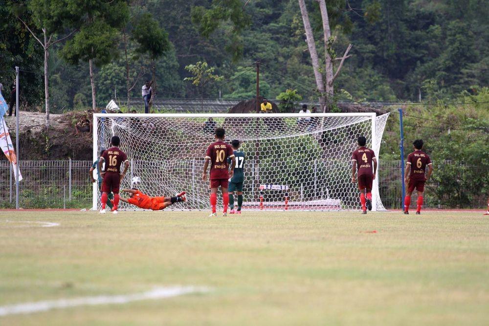 Muh. Faisol Yunus (10) Menyelesaikan Penalti dengan sempurna Jatim unggul 3-0 atas Sulsel. 27 September 2021 (PB PON XX PAPUA/foto ronald sandewa)