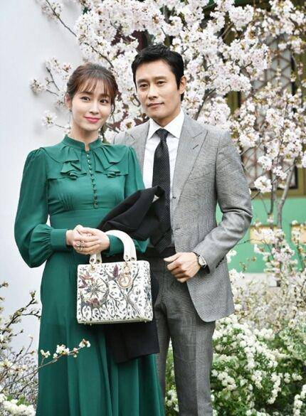 Lee Byung Hun dan istrinya, Lee Min Jung (Newsen via Naver)