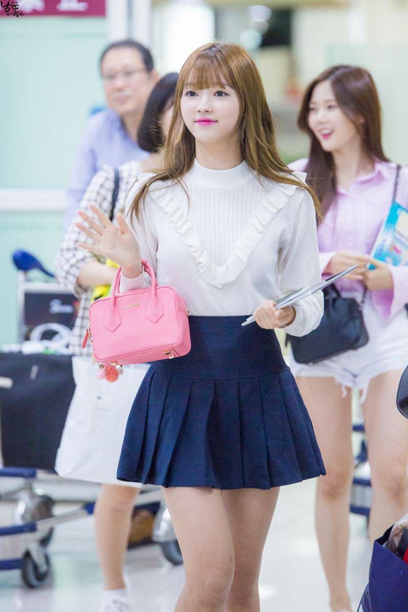 YooA Oh My Girl mengenakan rok (koreaboo.com)