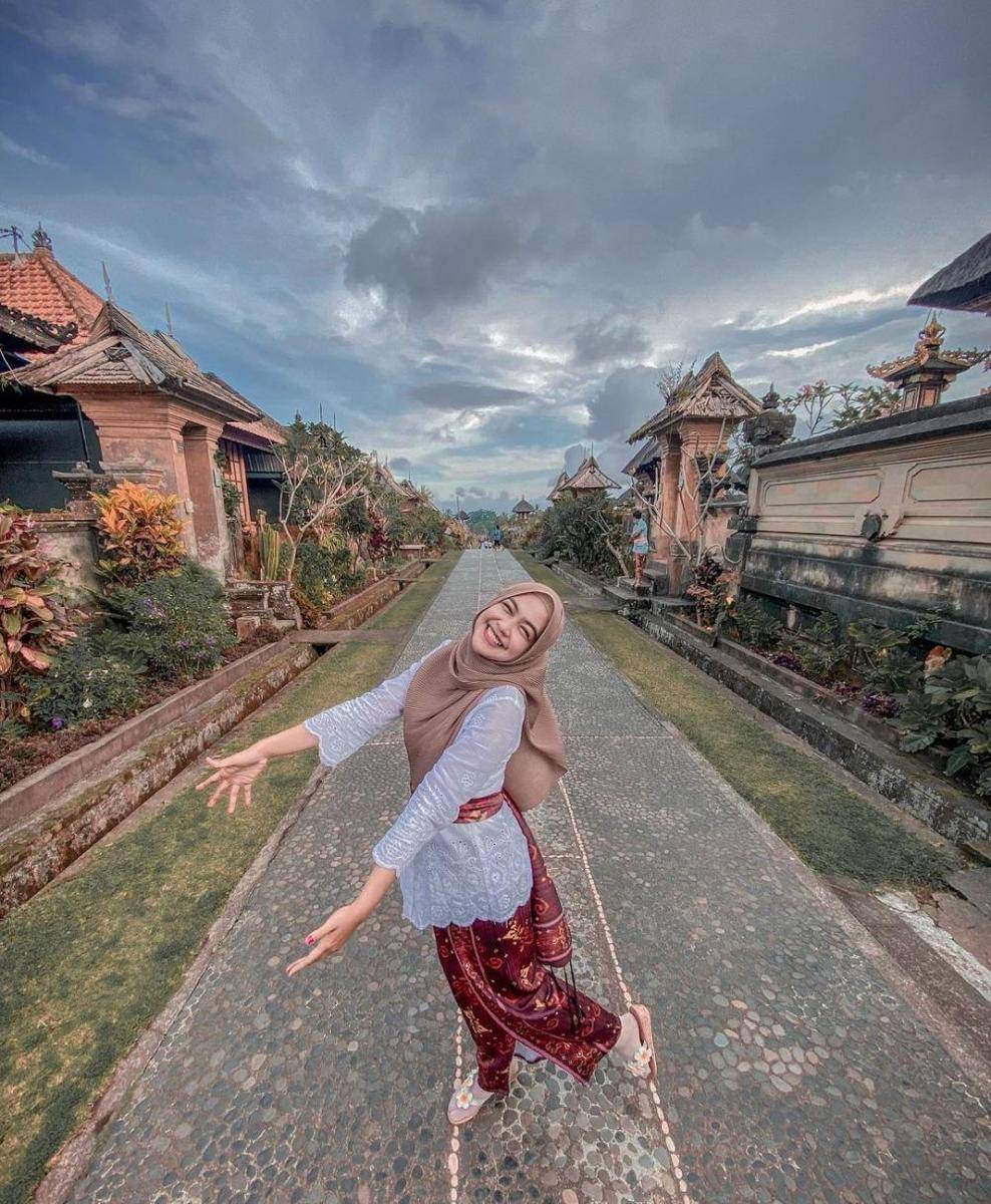 Kebaya Bali Hijab Ria Ricis (instagram.com/riaricis1795)