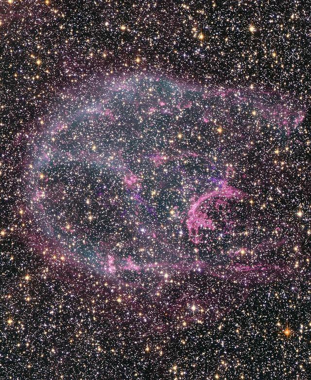 Tangkapan foto awan debu sisa ledakan bintang raksasa yang dikelilingi ribuan bintang di sekitarnya. (instagram.com/nasa)
