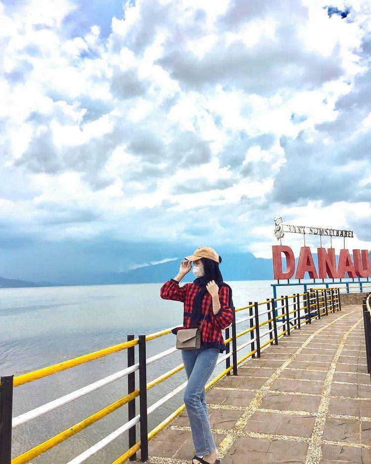 Danau Ranau (instagram.com/desfrinadewaa)