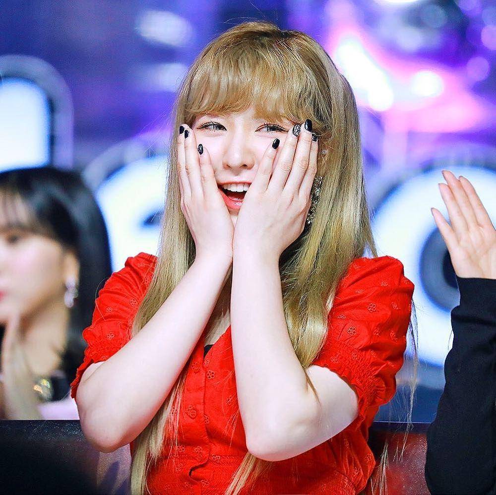 Nail art Wendy Red Velvet (instagram.com/wendy_smtown)