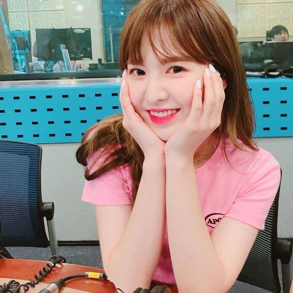 Nail art Wendy Red Velvet (instagram.com/wendy.site)