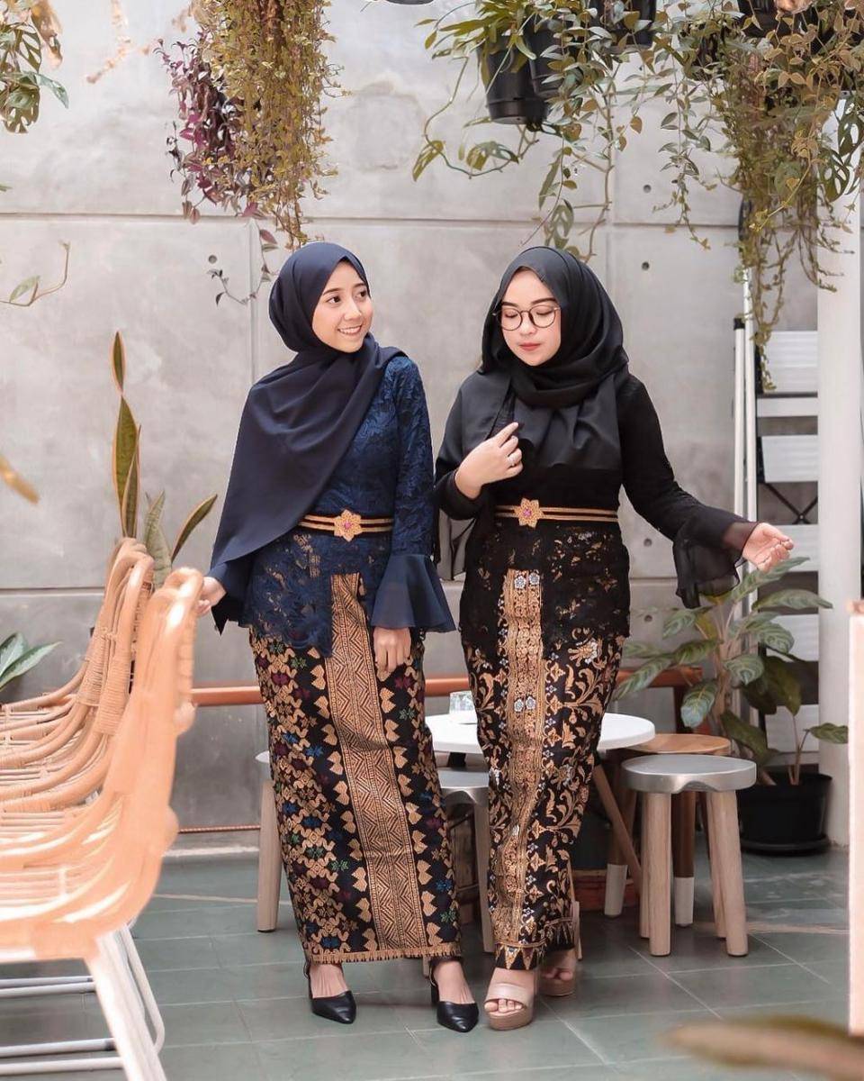 Kebaya Bali Hijab (instagram.com/hennykalista)