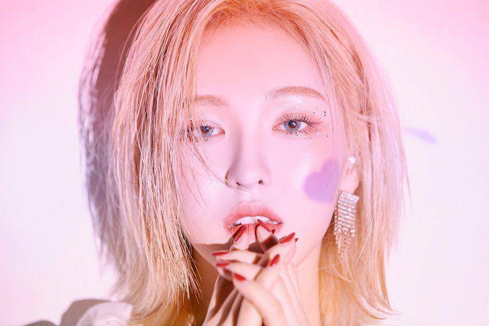 Nail art Wendy Red Velvet (instagram.com/wendy.site)
