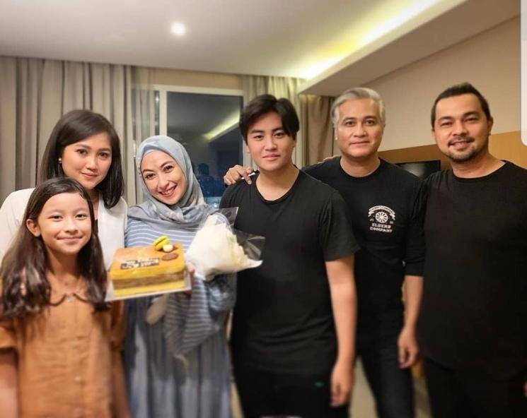Annisa Trihapsari dan keluarga (instagram.com/annisa_trihapsari)