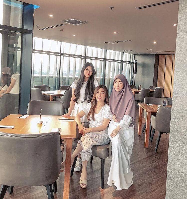 10 Potret Kompak Larissa Chou dengan Ibu dan Adiknya yang Beda Agama