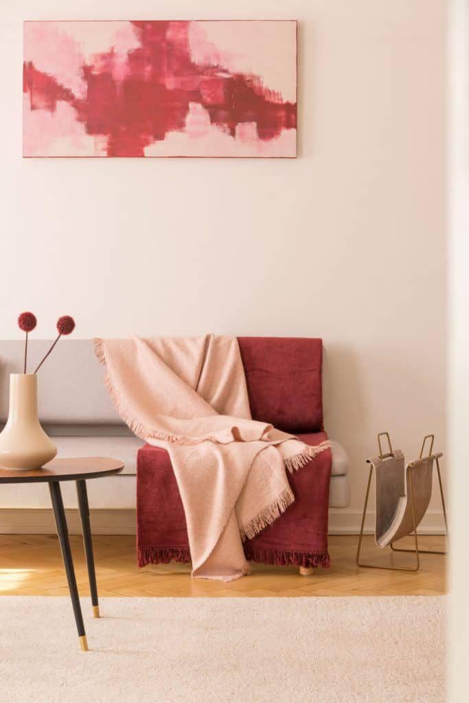 ilustrasi ruang tamu bernuansa warna burgundy (homedecorbliss.com)