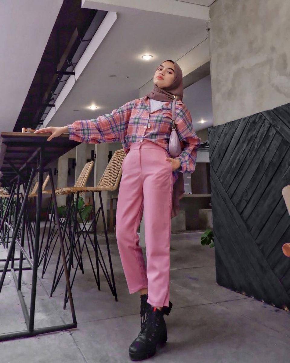 style sporty dengan outfit pink (instagram.com/adiva.selsa)