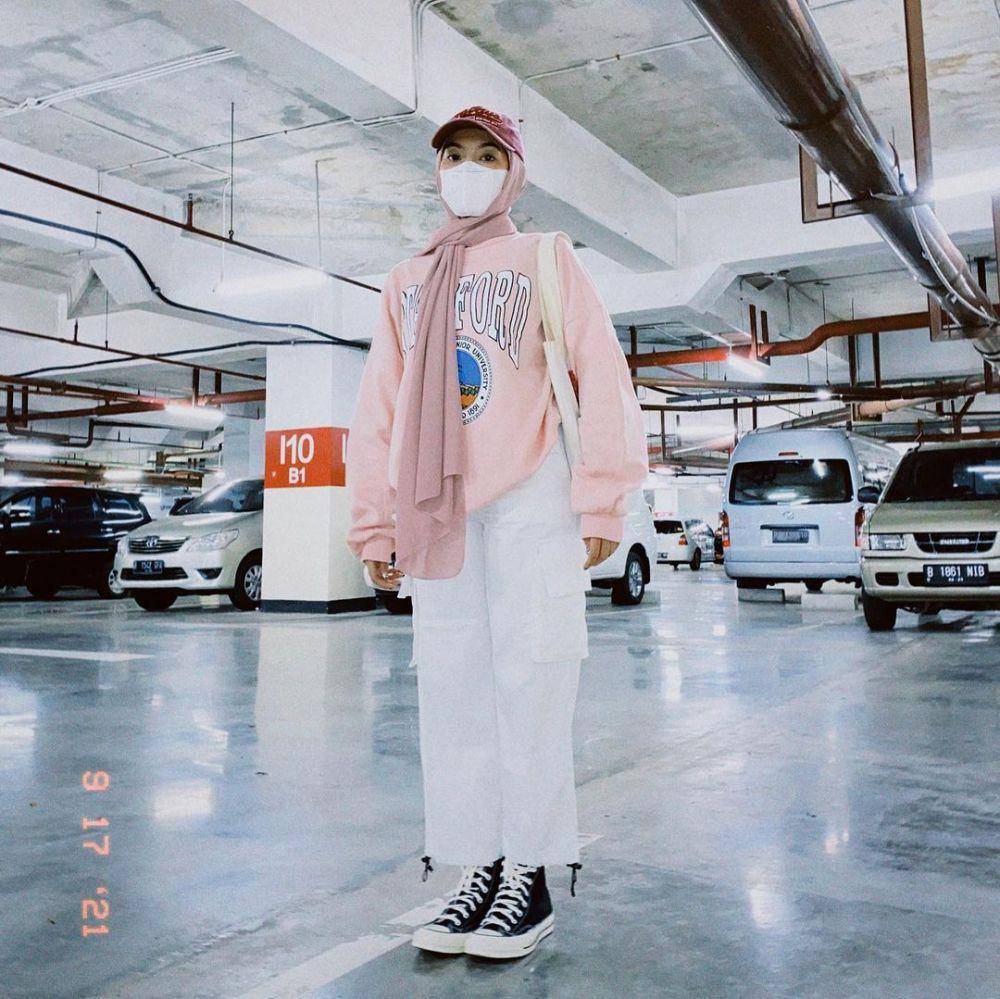 style sporty dengan outfit pink (instagram.com/alamandaptrr)