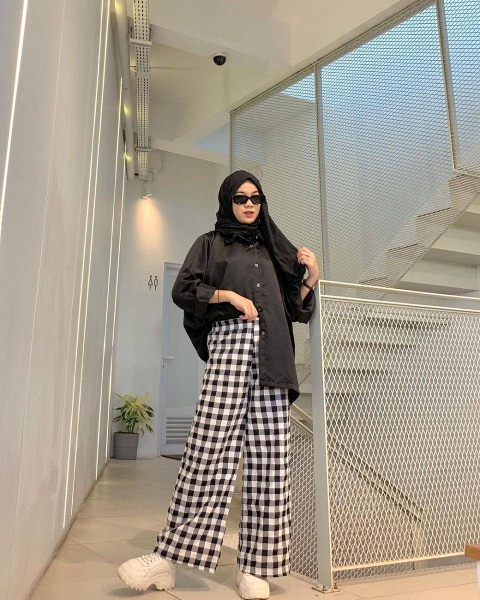 style monokrom dengan bawahan celana (instagram.com/ayu.kartikaa)