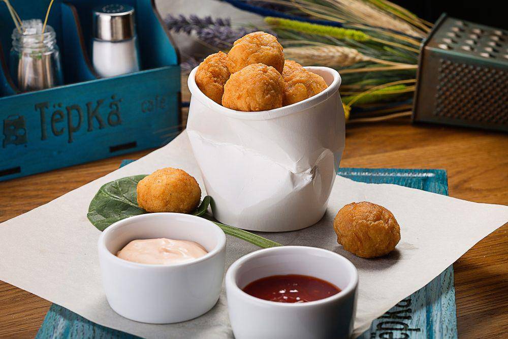 sausage cheese ball (pixabay.com/petrovhey)