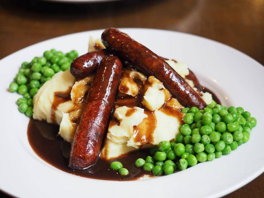 ilustrasi classic bangers and mash (pixabay.com/TheAndrasBarta)