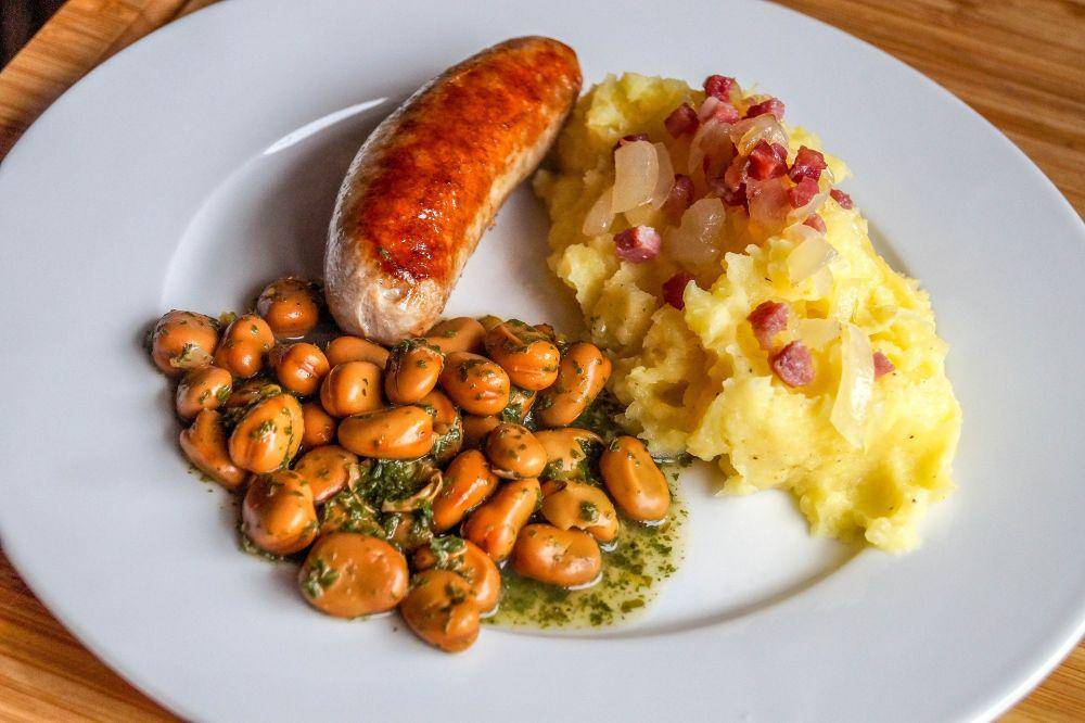 ilustrasi bangers and mash with mango gravy (pixabay.com/Matthias Lipinski)