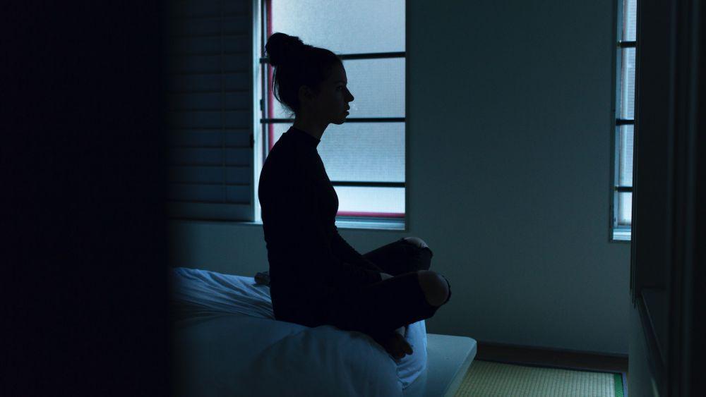 ilustrasi wanita di samping tempat tidur (unsplash.com/Ben Blennerhassett)