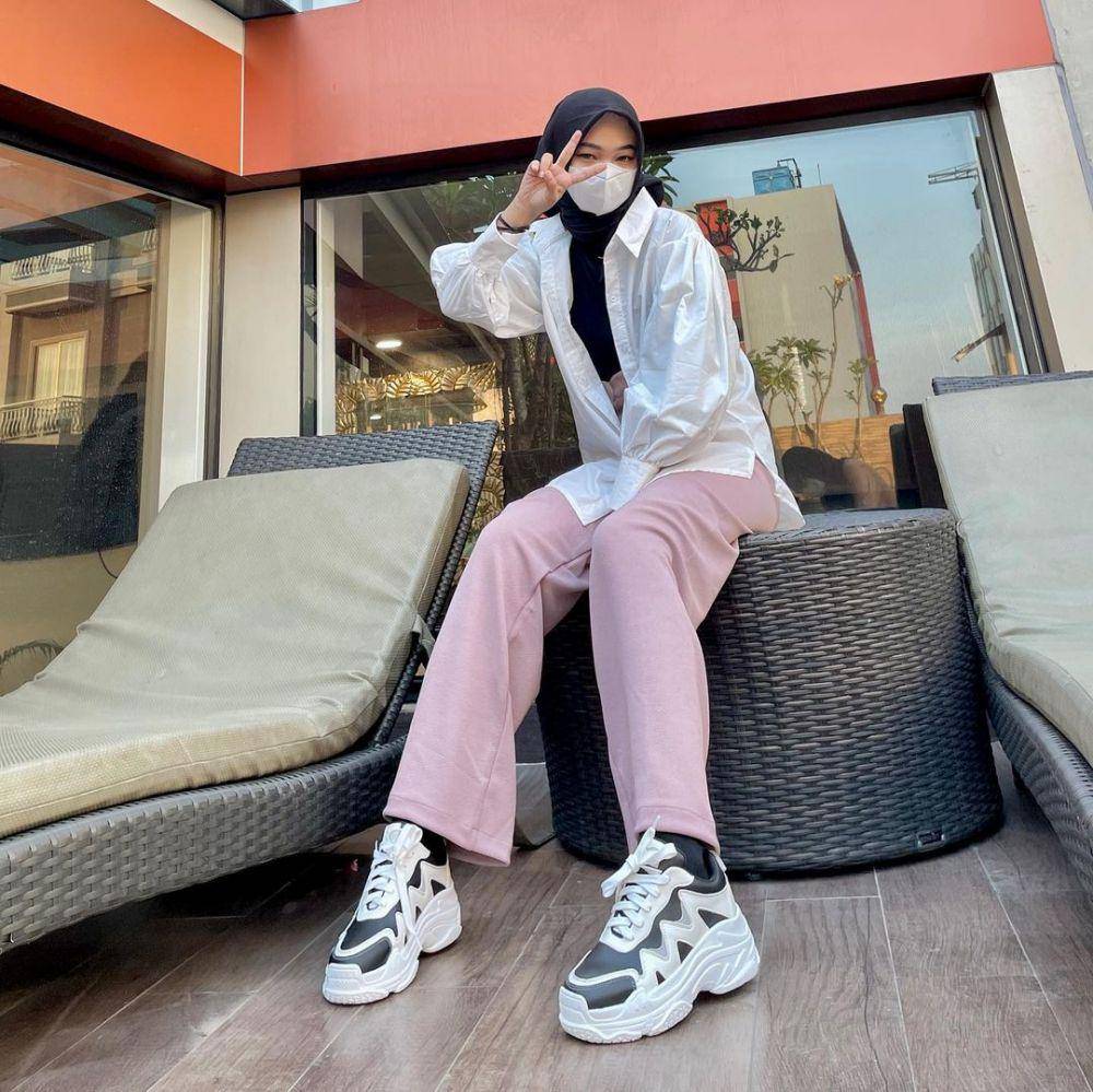 style sporty dengan outfit pink (instagram.com/clarayaaa__)