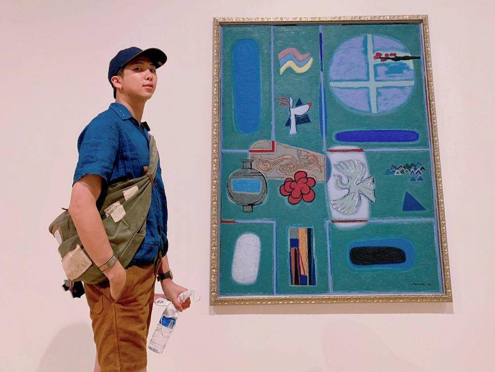 RM sedang melihat karya Kim Whanki (twitter.com/BTS_twt)
