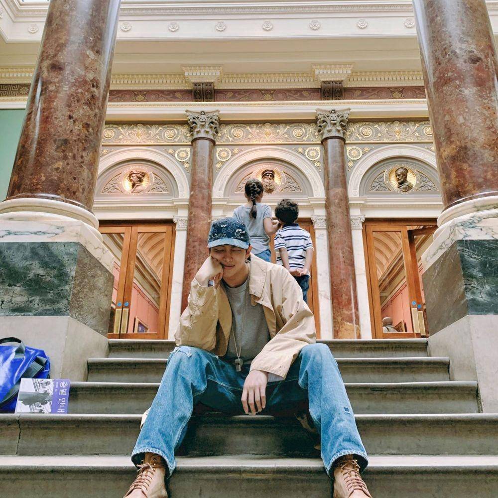 RM di depan London Art Museum (twitter.com/BTS_twt)