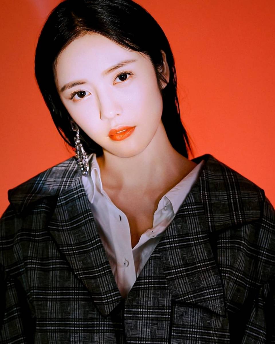 Cai Wen Jing (instagram.com/elvira_caiwenjing)