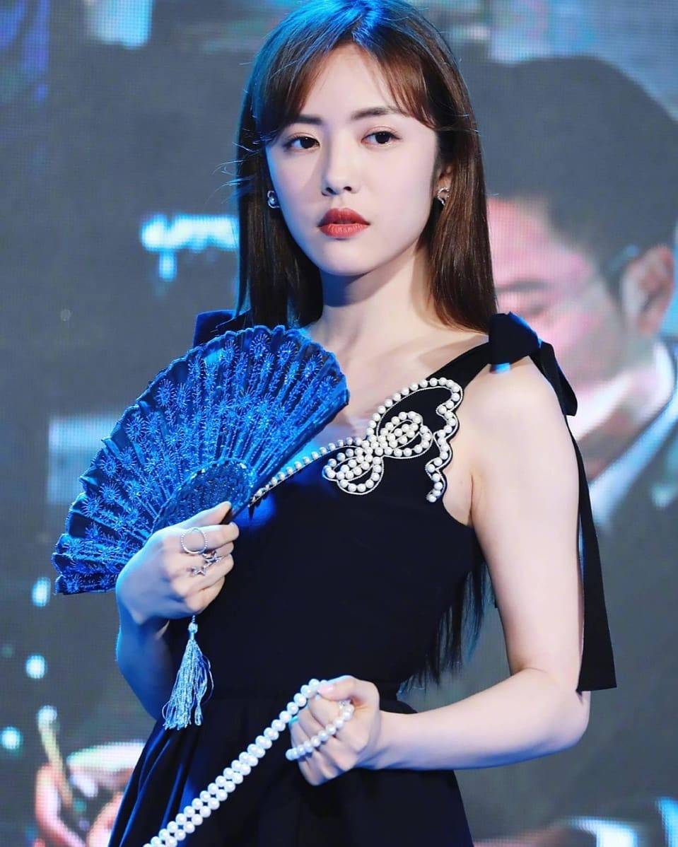Cai Wen Jing (instagram.com/elvira_caiwenjing)