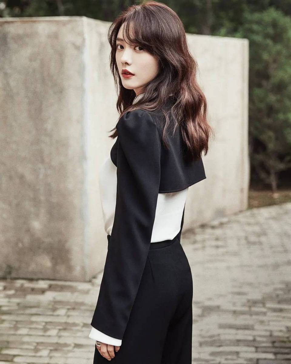 Cai Wen Jing (instagram.com/elvira_caiwenjing)