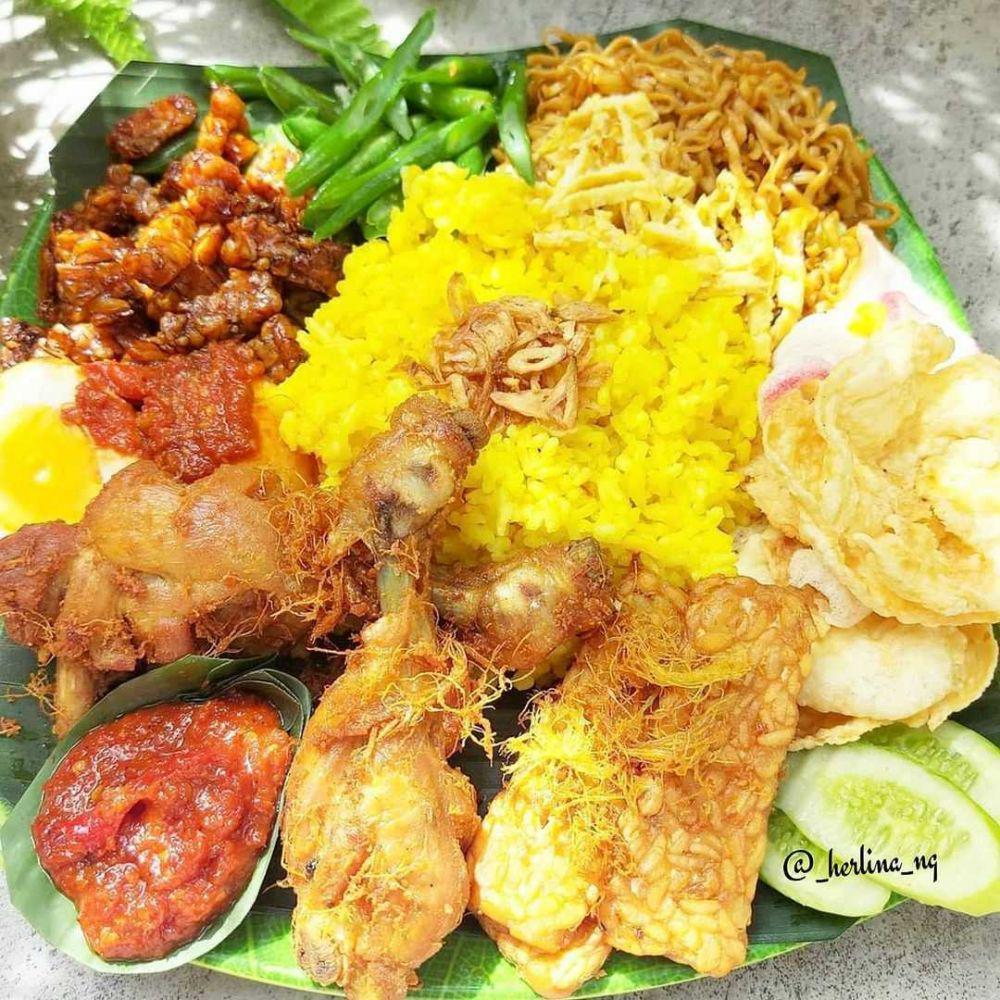nasi kuning (instagram.com/_herlina_ng)