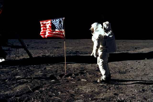 Bendera Amerika Serikat di Bulan (unsplash.com/NASA)