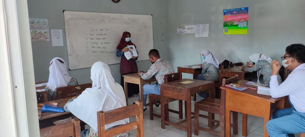 Seorang guru SLB Surya Gemilang Kendal Jawa Tengah, Yuliyanti mengajar siswa berkebutuhan khusus. (dok. pribadi/Yuliyanti)