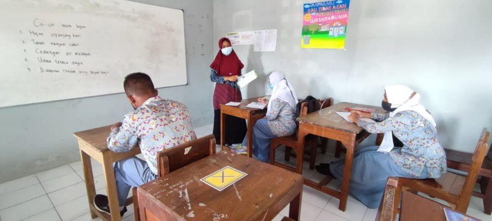 Seorang guru SLB Surya Gemilang Kendal Jawa Tengah, Yuliyanti mengajar siswa berkebutuhan khusus. (dok. pribadi/Yuliyanti)