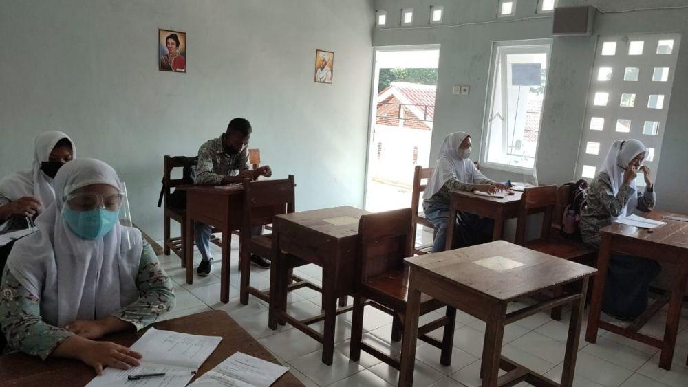 Siswa berkebutuhan khusus di SLB Surya Gemilang Kendal Jawa Tengah mengikuti simulasi belajar tatap muka. (dok. pribadi/Yuliyanti)