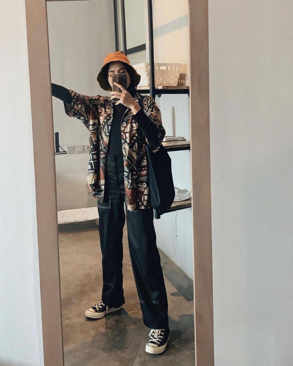 outfit nuansa cokelat ala Helmi Nursifah (instagram.com/helminursifah)