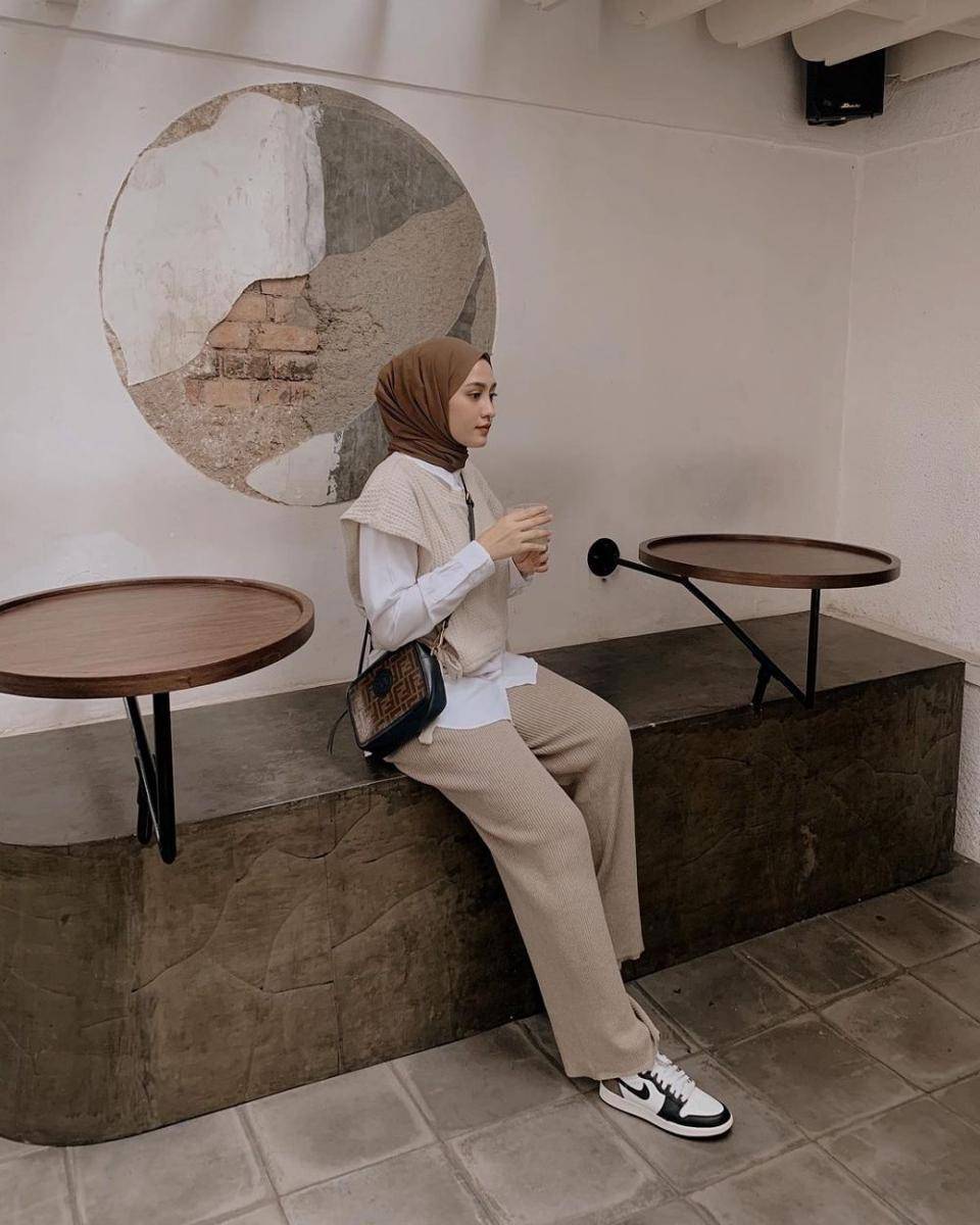 outfit nuansa cokelat ala Helmi Nursifah (instagram.com/helminursifah)