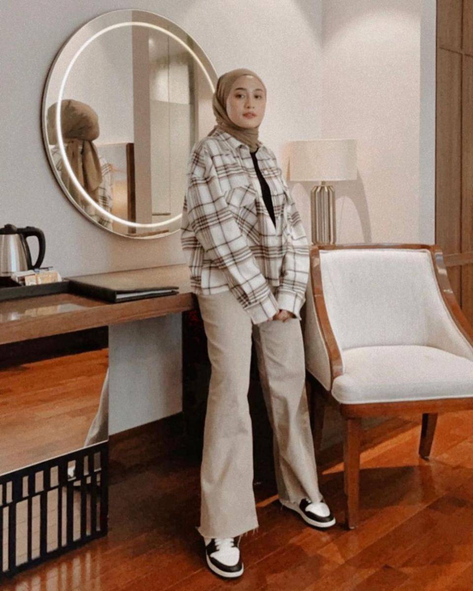 outfit nuansa cokelat ala Helmi Nursifah (instagram.com/helminursifah)