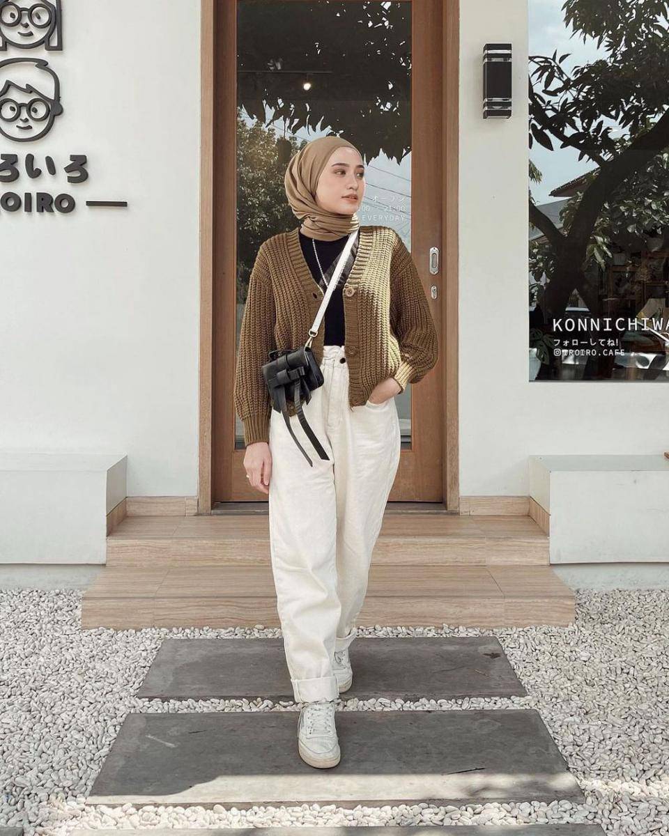 outfit nuansa cokelat ala Helmi Nursifah (instagram.com/helminursifah)