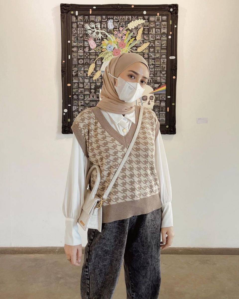 outfit nuansa cokelat ala Helmi Nursifah (instagram.com/helminursifah)