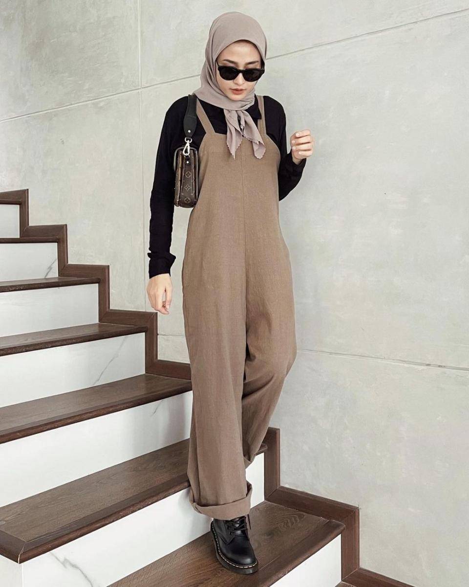 outfit nuansa cokelat ala Helmi Nursifah (instagram.com/helminursifah)