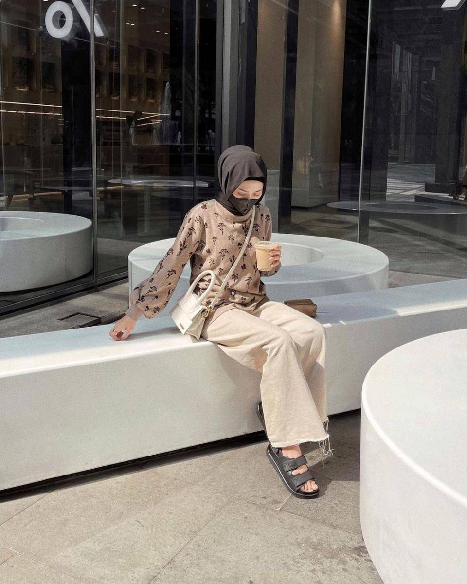 outfit nuansa cokelat ala Helmi Nursifah (instagram.com/helminursifah)